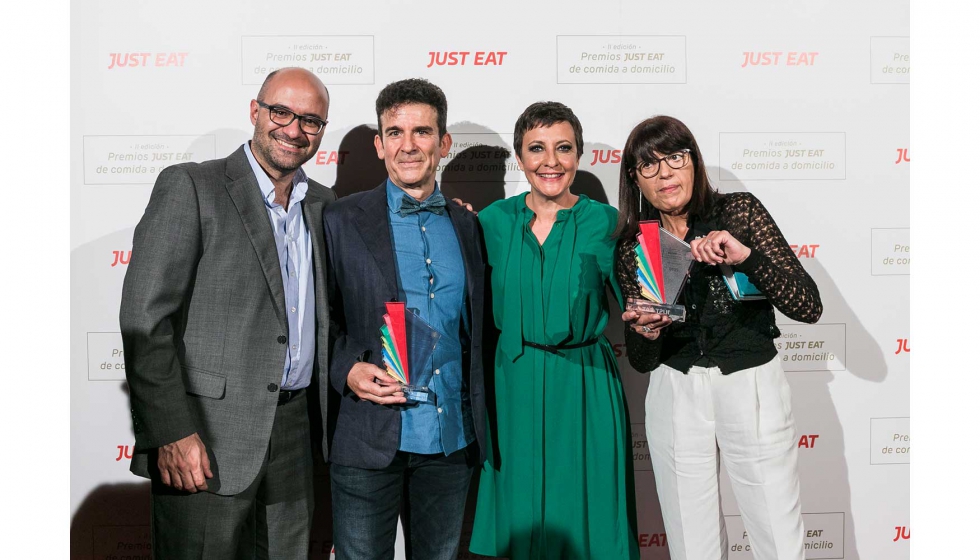 Jess Rebollo, director de Just Eat Espaa, representantes de Yecla33 y Eva Hache, presentadora de la gala