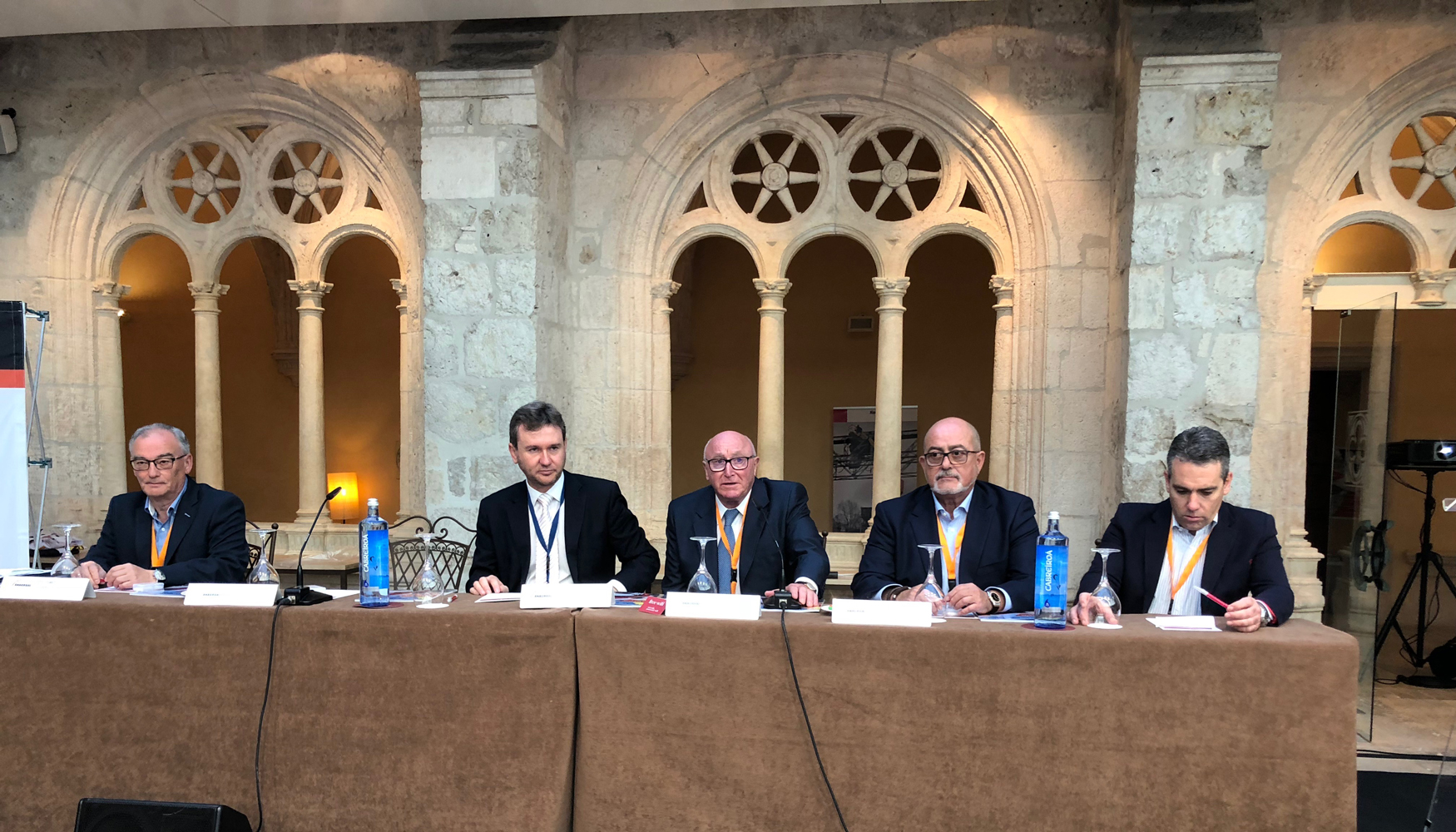 Mesa presidencial de la XXXVII Asamblea General de Anagrual con la presencia del alcalde de Burgos, Javier Lacalle
