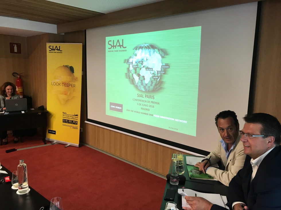 En primer plano, Nicolas Trentesaux, director de Sial Network, seguido atentamente por Jorge Taboadela, delegado de Promosalons...