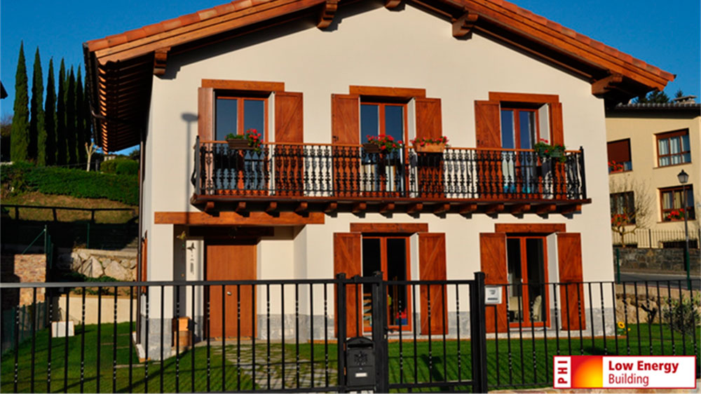 Casa Plazaola, primera vivienda Low Energy ECCN certificada por el Instituto Passivhaus en Espaa, ubicada en Lekumberri...