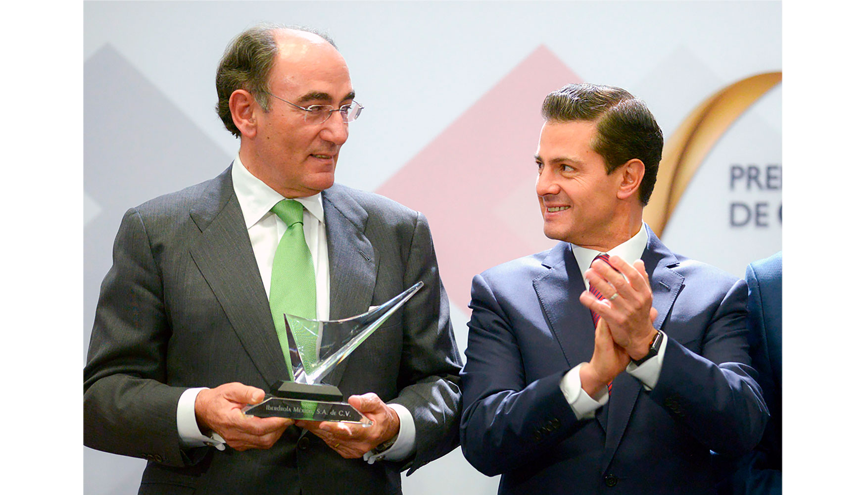 Ignacio Galn, junto con el presidente de Mxico, Enrique Pea Nieto, tras recibir el galardn