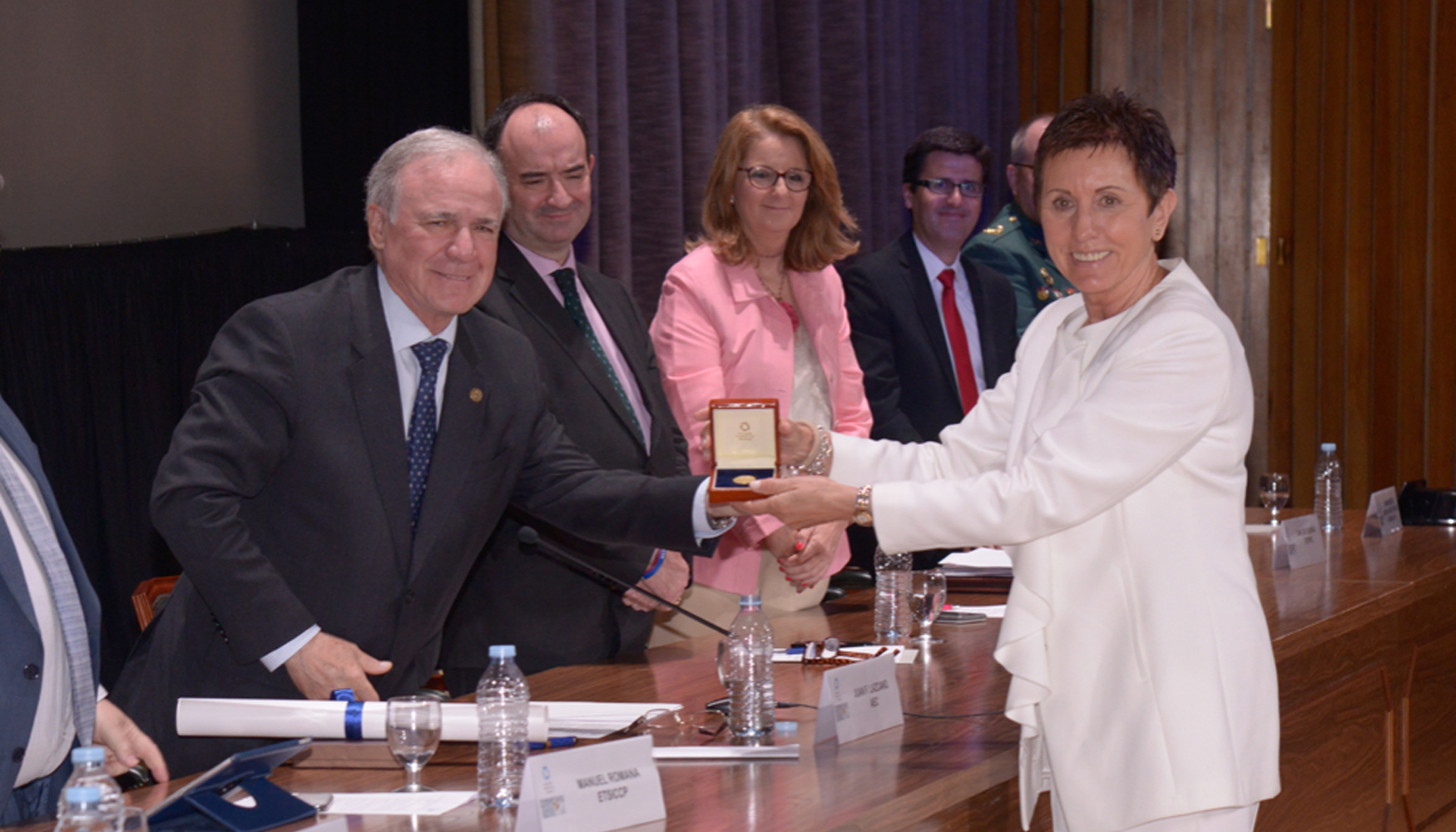 Blanca Parra, directora gerente del Hospital Nacional de Parapljicos de Toledo, recoge la Medalla de Oro de la Carretera...
