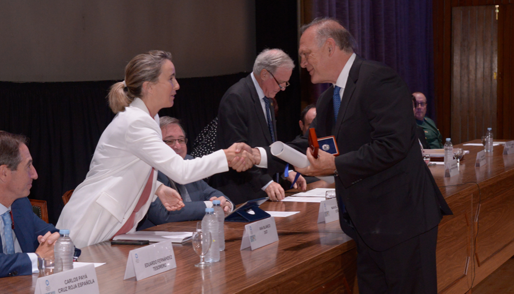 Pedro Piqueras recoge la Medalla de Plata de la Carretera en representacin del equipo de los Servicios Informativos de Telecinco...