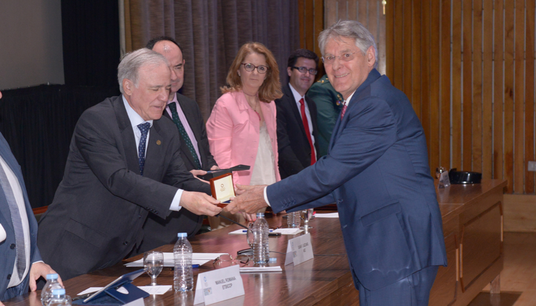 Medalla de la Carretera al Mrito Internacional: Jean-Claude Roff, vicepresidente de la Federacin Europea de Carreteras (ERF)...