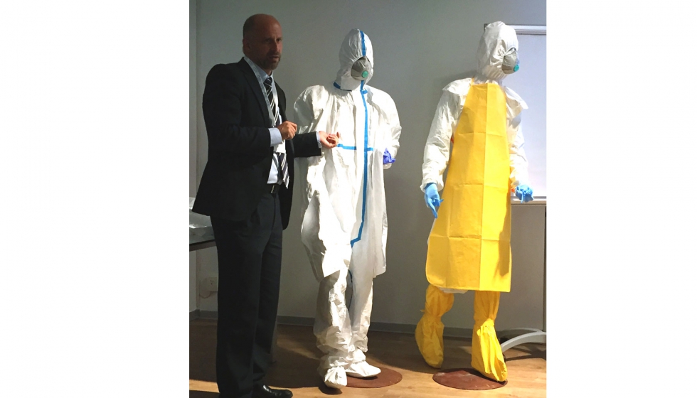 Luis Ortega mostr ejemplos de vestuario DuPont para la proteccin ante agentes citostticos y oncolgicos