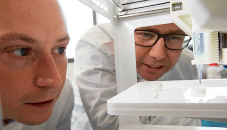 Dr. Steve Swioklo, coautor del estudio con el profesor Che Connon (derecha) mientras se imprime la crnea