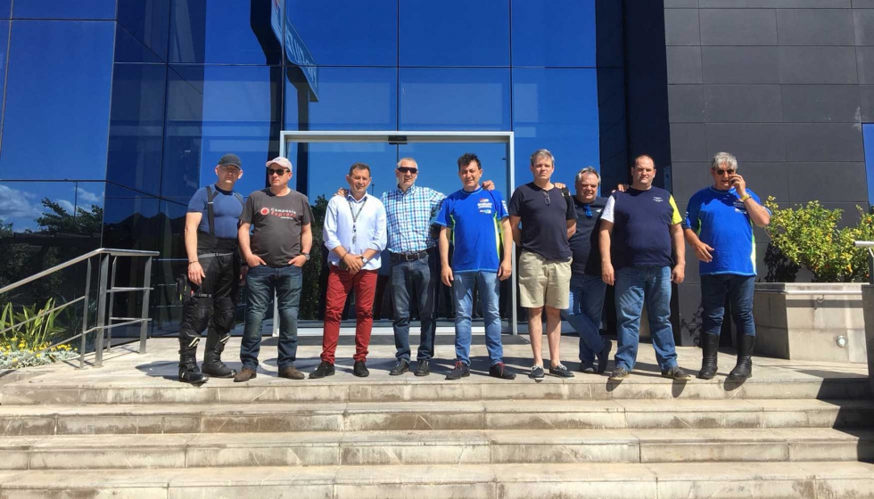 Los integrantes de la Ruta del Cerramiento 2018 y responsables de Profiltek, posan ante las instalaciones de la empresa