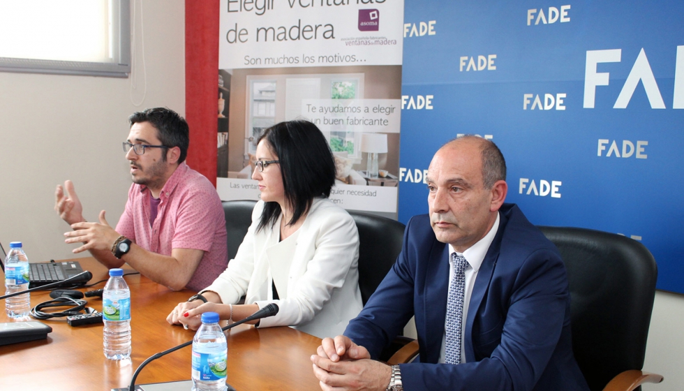 De izquierda a derecha: Abel Vega e Isabel Fernndez, tcnicos de Cetemas, junto a Luis Garca, director de Ensatec...