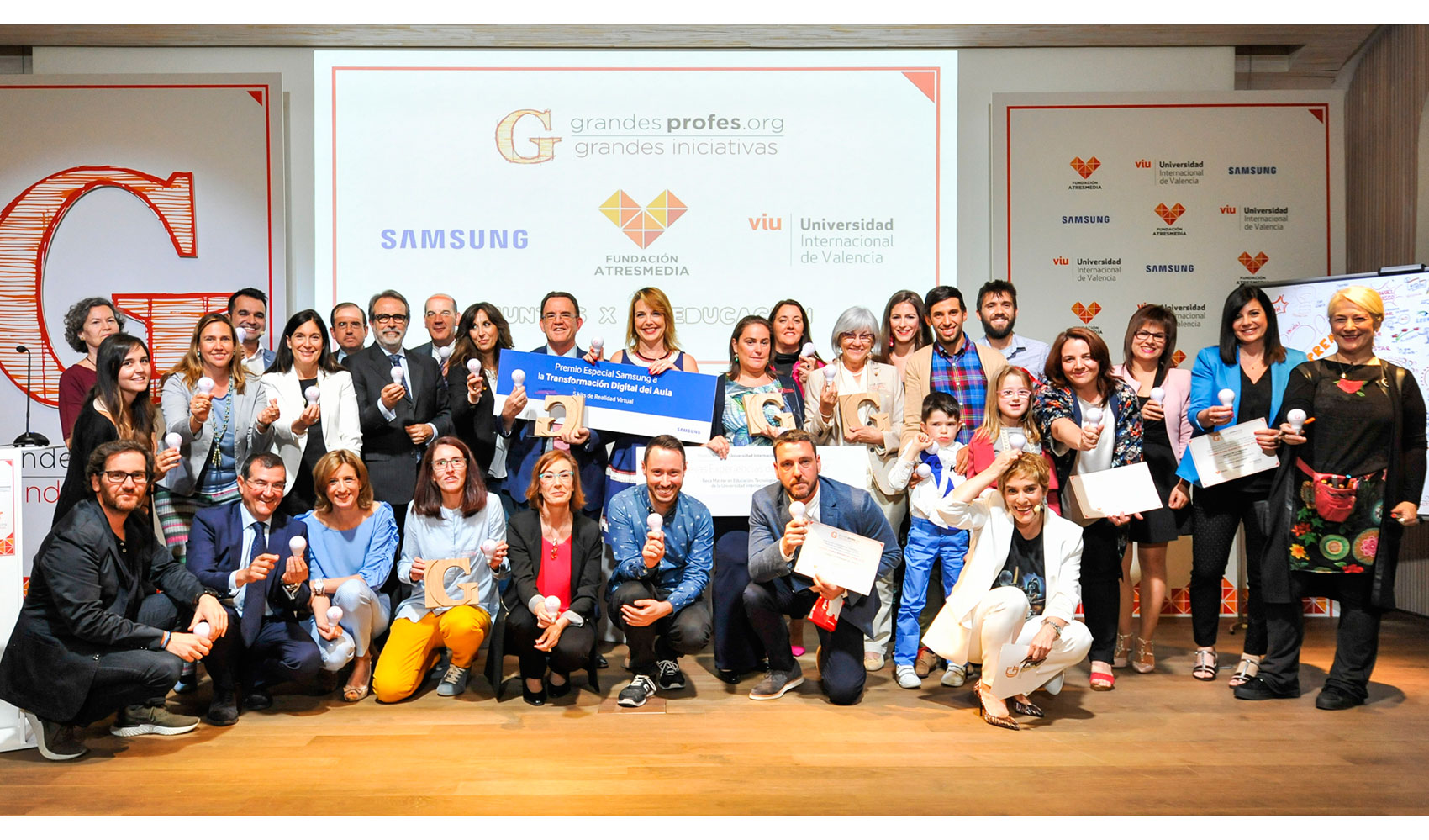 Los galardonados de la V edicin de los Premios Grandes Profes, Grandes Iniciativas, durante el acto de entrega de los premios...