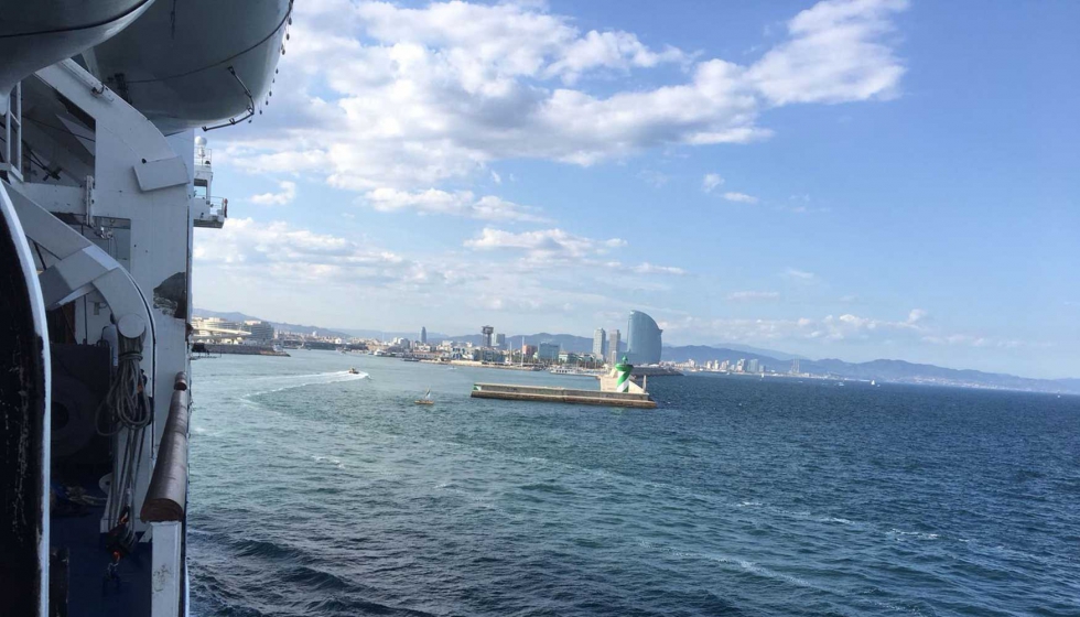 Barcelona a la vista, desde el ferry que traslad a los integrantes de la Ruta del Cerramiento desde Mallorca