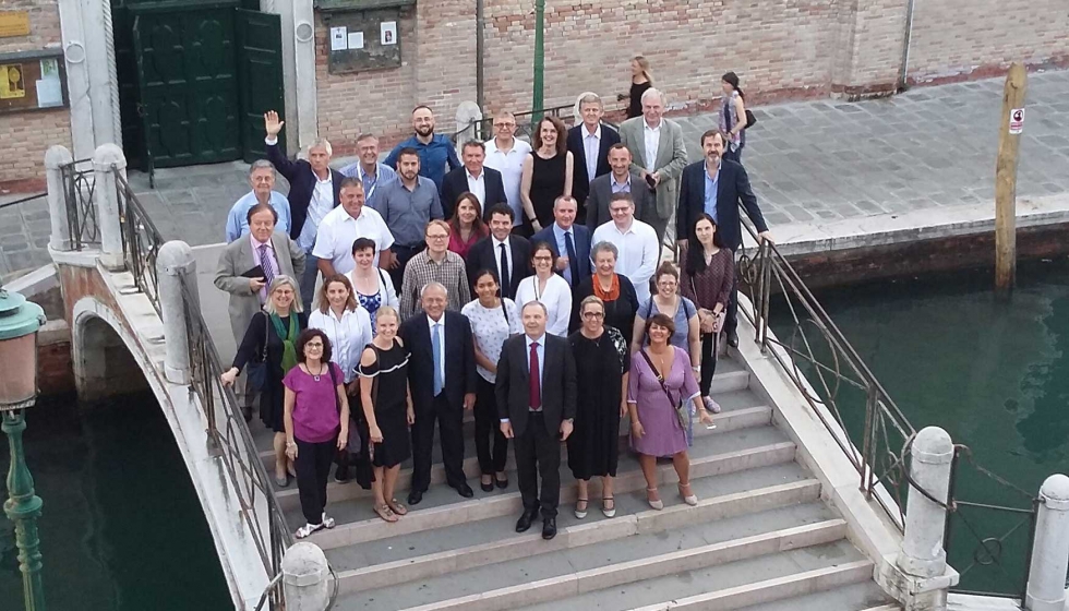 Foto de familia de los asistentes a la 2 Convencin de Asociaciones Internacionales de la Industria del Vidrio