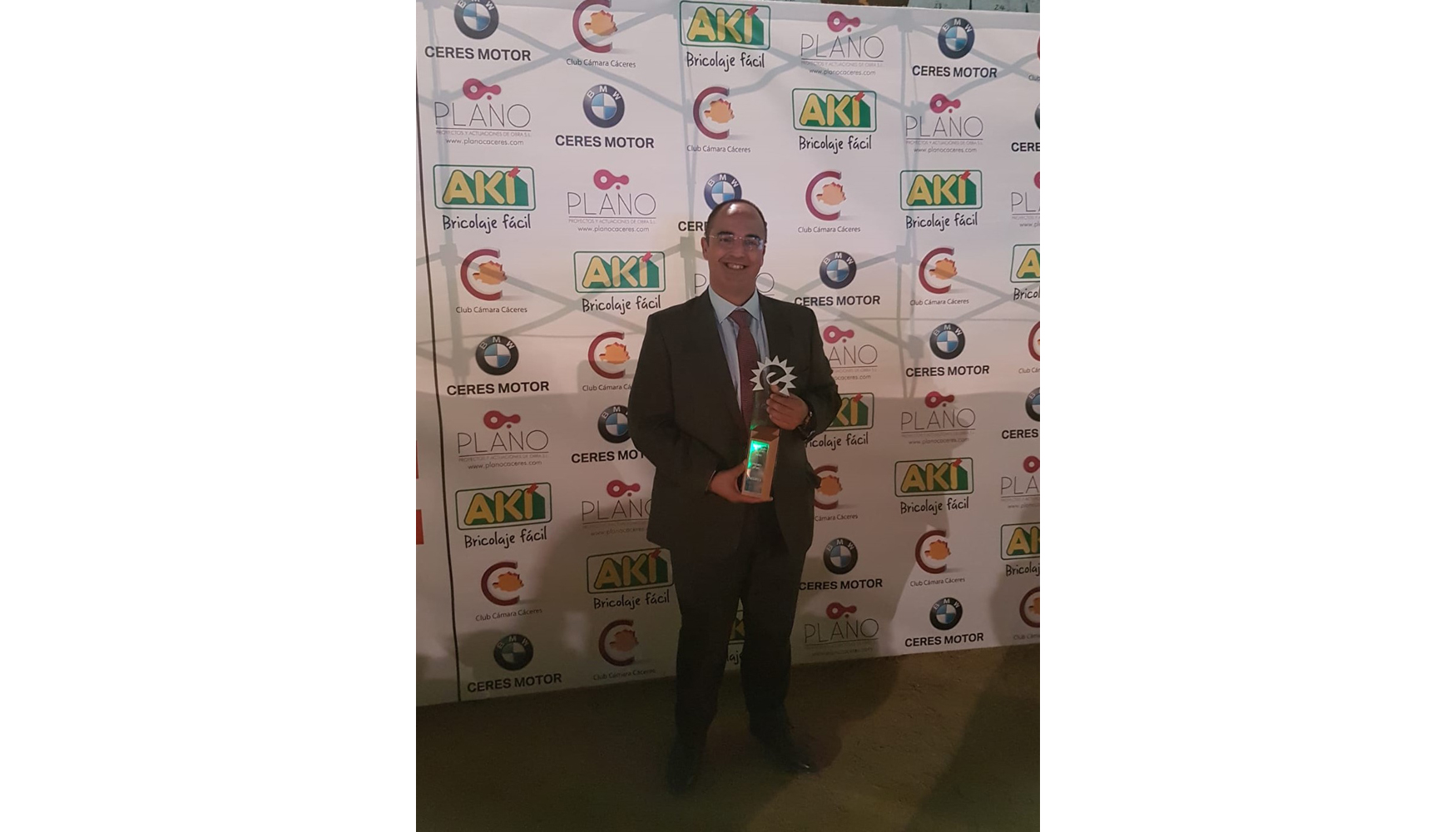 Alfonso Domnguez, director general de Cohidrex, con el Premio Empresario Extremeo 2018 en la categora PYME