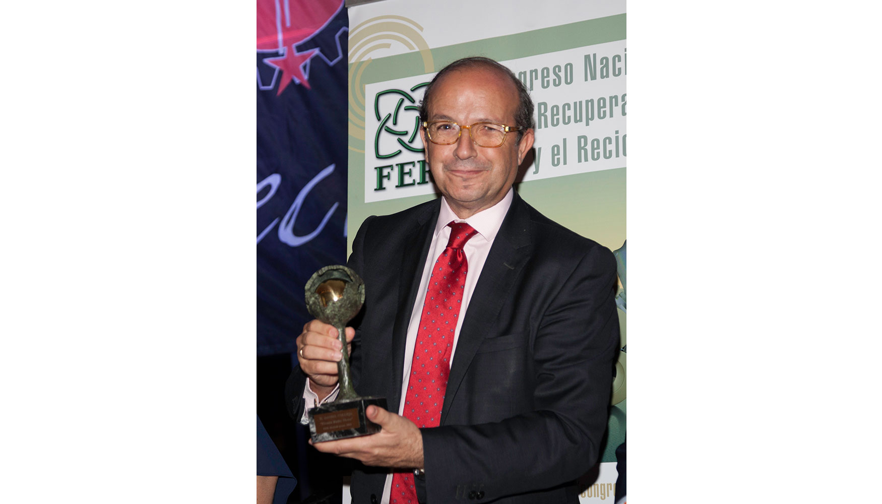 Daniel Calleja, director general de Medio Ambiente de la Comisin Europea, con el premio 'Madre Tierra' concedido por la FER...