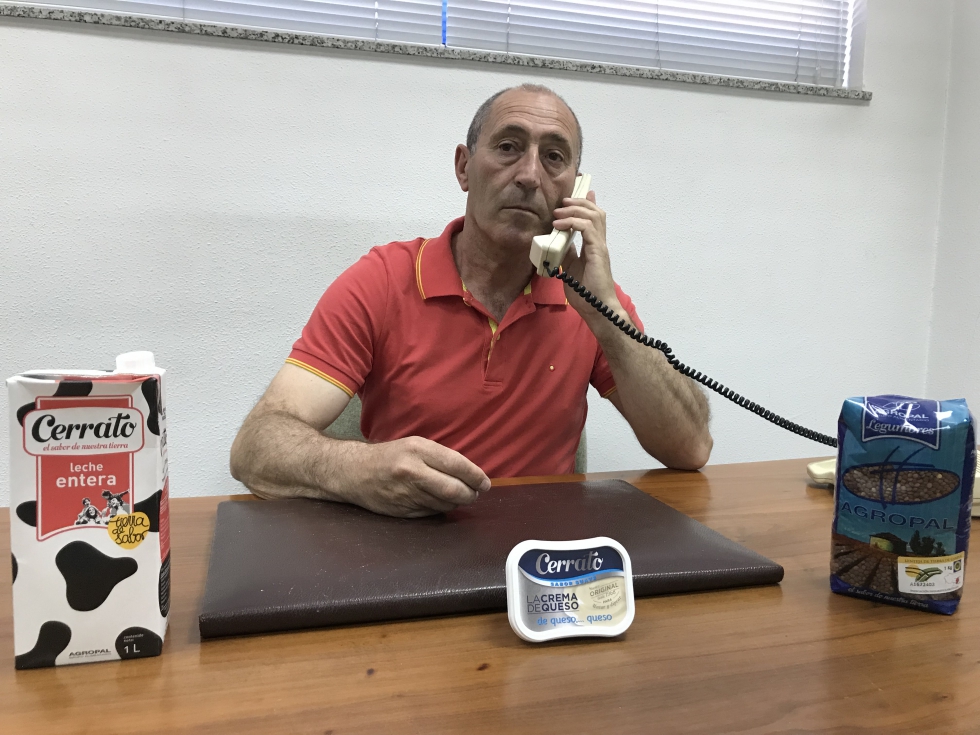 Cipriano Rodrguez, en su despacho en Palencia con alguno de los productos que comercializan