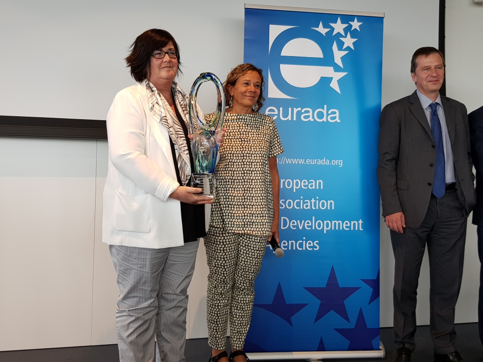 Pilar Irigoien, directora gerente de Sodena, recogi el galardn en Charleroi (Blgica), de manos de Roberta Dall'Olio, presidenta de Eurada...