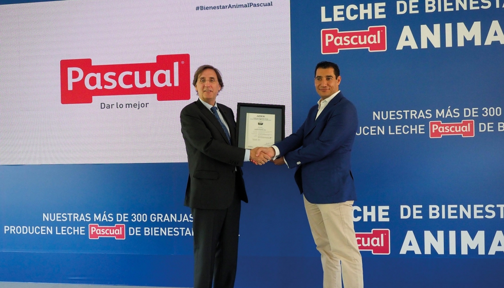 Toms Pascual, presidente de Calidad Pascual. Recibe el certificado de manos de Javier Muoz, Director de Operaciones de Conformidad de AENOR...