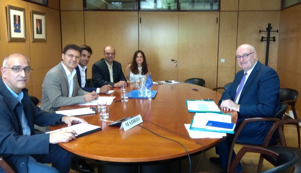 Representantes de Coag durante la reunin con el comisario Hogan en Madrid