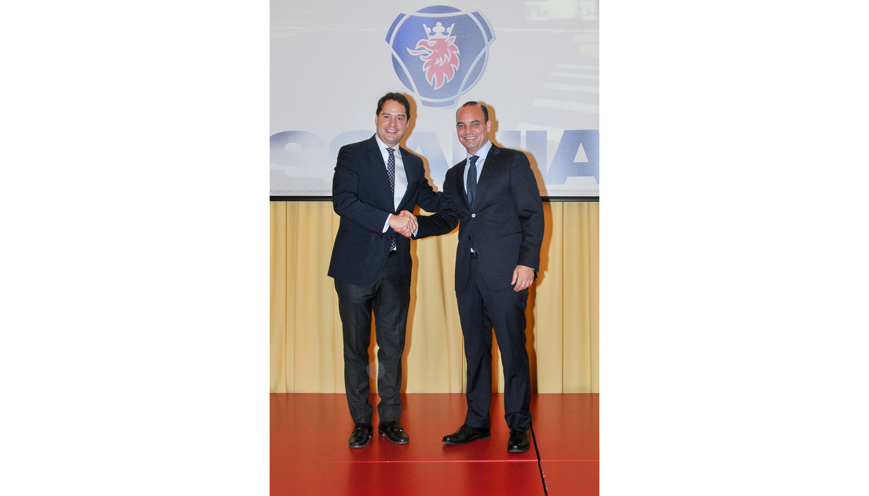 De izquierda a derecha: Ignacio Vzquez, alcalde de Torrejn de Ardoz, y Jos Antonio Mannucci, director general de Scania Ibrica...