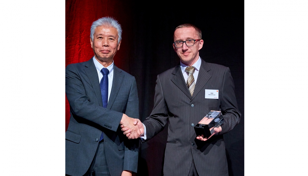 Michal Kozub, gerente de Produccin y Control de Calidad en NSK Needle Bearing Poland, recibi el premio de manos del Kiyohito Morimoto...
