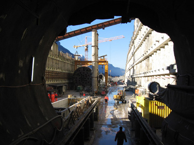 La tcnica de fijacin fischer se encuentra presente en el tnel base ferroviario de San Gotardo, que se construye bajo los Alpes suizos...