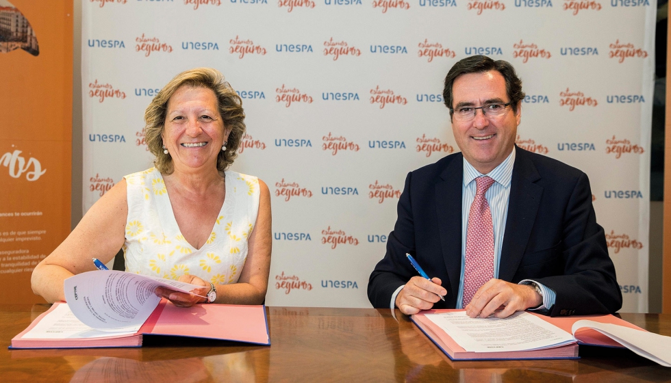 Pilar Gonzlez de Frutos, presidenta de Unespa, junto a Antonio Garamendi Lecanda, presidente de Cepyme, durante la firma...