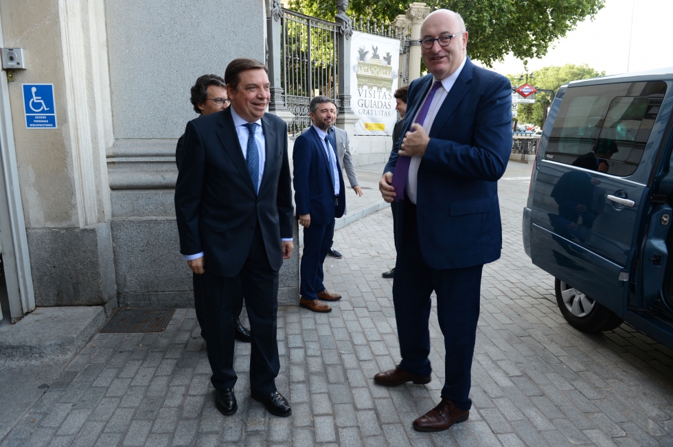 Phil Hogan, recibido por Luis Planas a su llegada a la sede del Ministerio de Agricultura, en Madrid