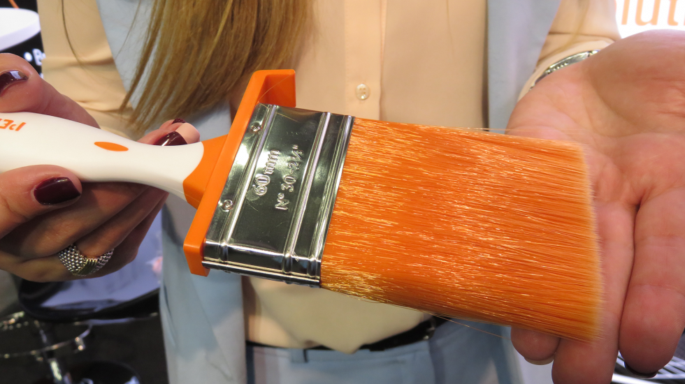 Iuliia Banasko muestra la fibra sinttica de las brochas Pentrilo, apta tambin para esmaltes al disolvente