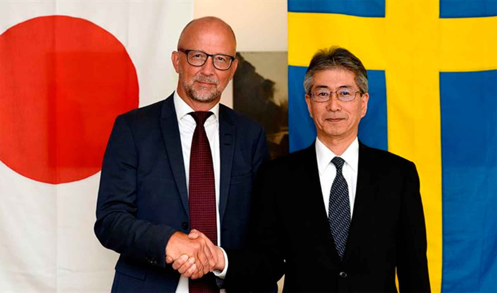 De izquierda a derecha, Martin Sjstrand, CEO de Powerbox y Masato Tanikawa, presidente y CEO de Cosel