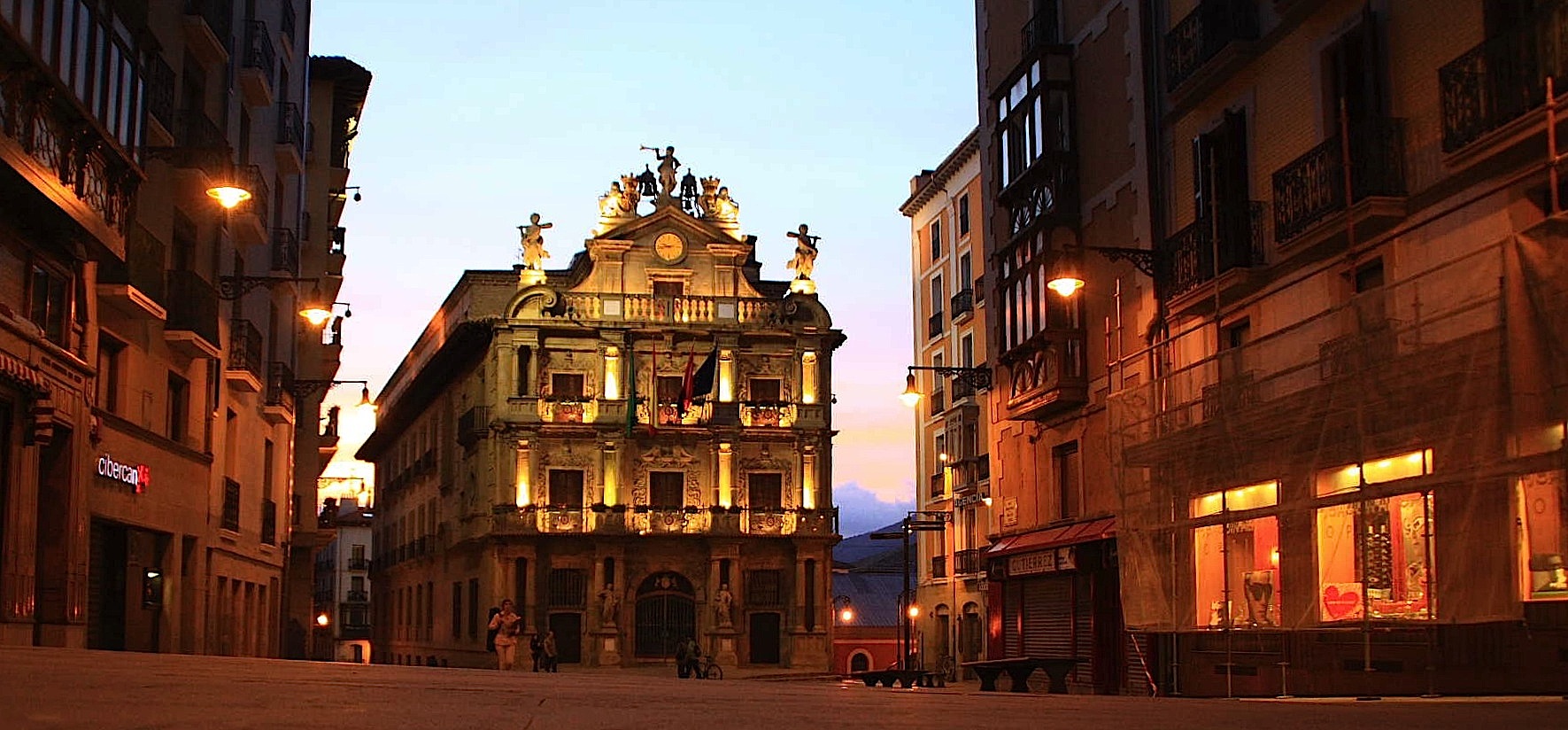En el centro de la imagen el edificio del Ayuntamiento de Pamplona...