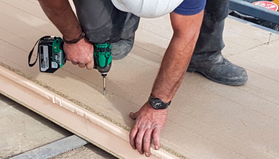 La instalacin de los paneles sndwich de madera Ondutherm se realiza de forma rpida, fcil y segura gracias a su ligereza y dimensiones...