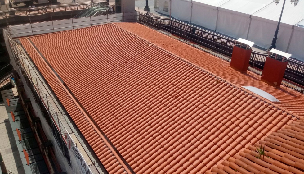 La instalacin de la teja cermica curva de Tejas Borja se realiza directamente sobre las placas Onduline Bajo Teja DRS gracias al formato onda-plano...