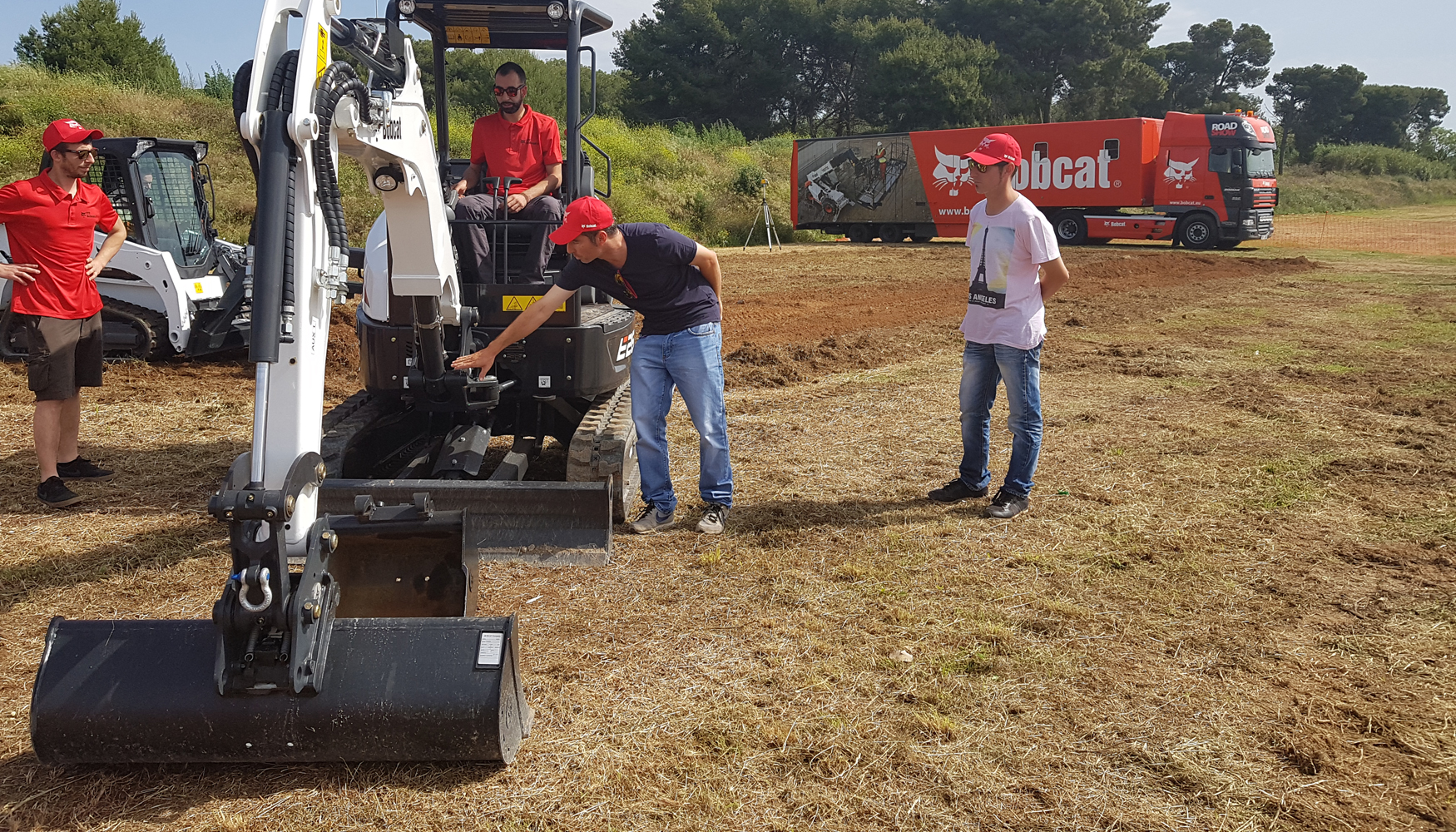 Los visitantes pudieron probar por primera vez en Espaa la nueva mini excavadora Bobcat E26