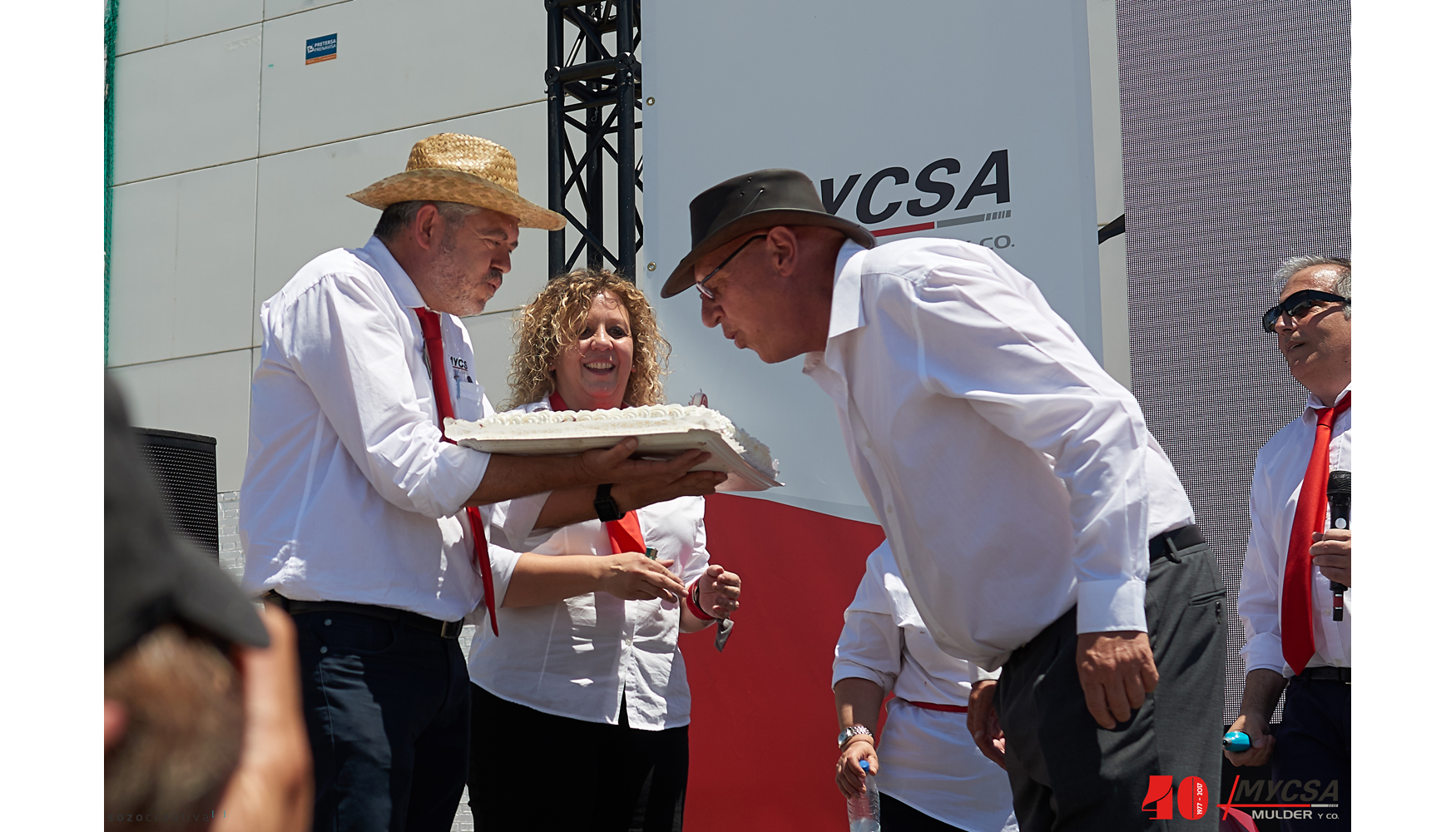 Olaf Mulder soplando las velas del 40 aniversario de Mycsa en una tarta entregada por los trabajadores ms veteranos de la compaa...