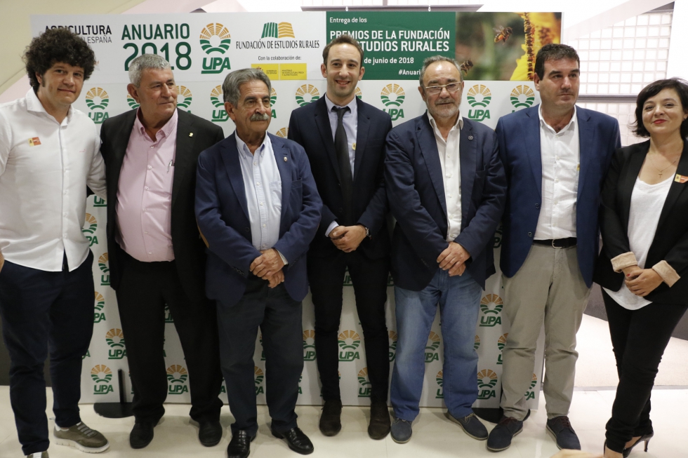 Foto de los galardonados junto al presidente de la Fundacin, Lorenzo Ramos segundo por la izquierda