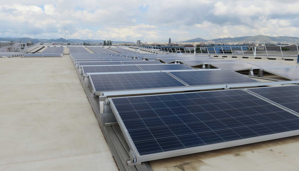 La firma ha instalado paneles solares en el tejado para el consumo elctrico de la propia planta