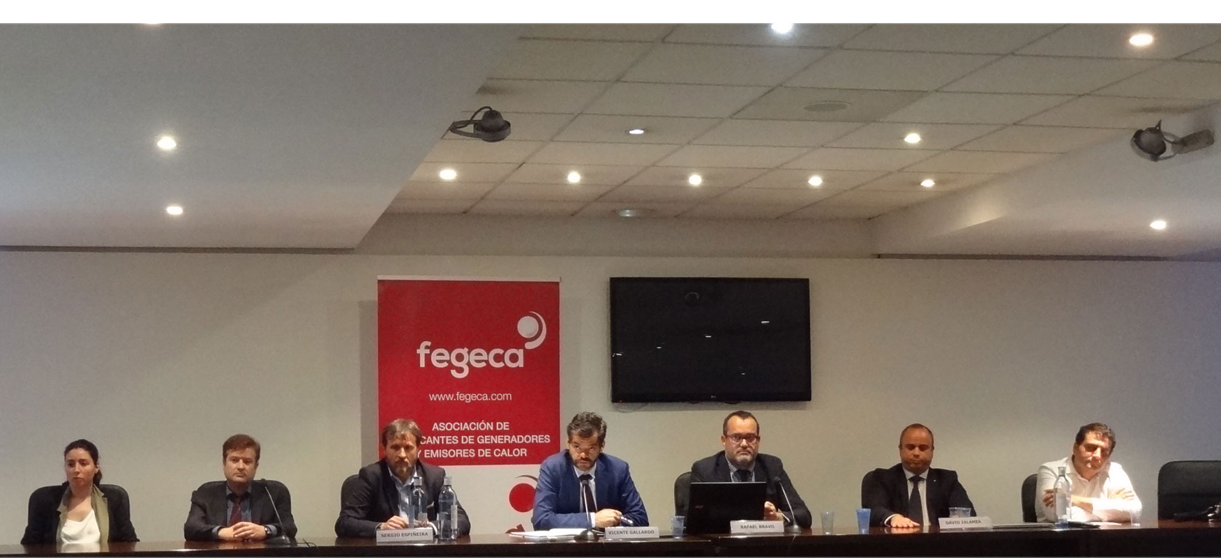 Mesa de ponentes participantes en la cuarta jornada de Fegeca sobre 'Usos y aplicaciones del Suelo Radiante'