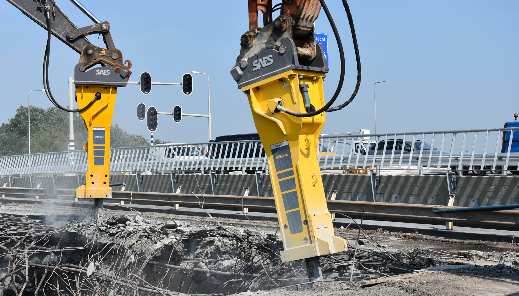 Trabajos de demolicin con los martillos Epiroc de uno de los tres viaductos de 150 metros de longitud en la autopista A27 en los Pases Bajos...