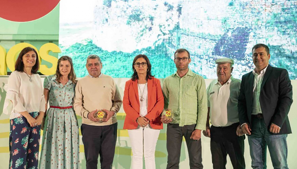 Foto de familia de los homenajeados