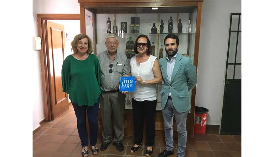 Jacobo Florido ha hecho entrega del sello distintivo de la marca a la empresa Aceites Tapia