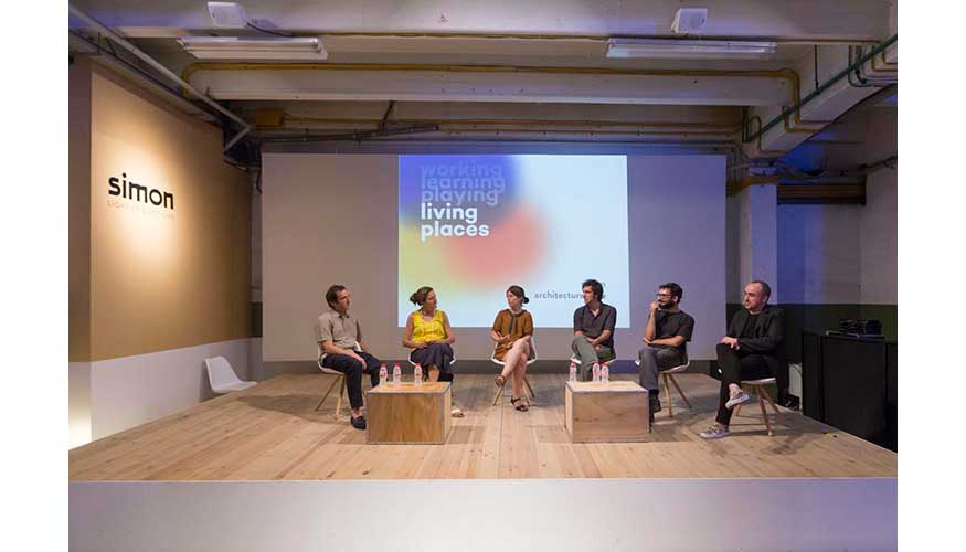 De Izda a dcha: Los arquitectos y jurado de esta edicin Ricardo Flores y Eva Prats; los realizadores del documental Escala 1...