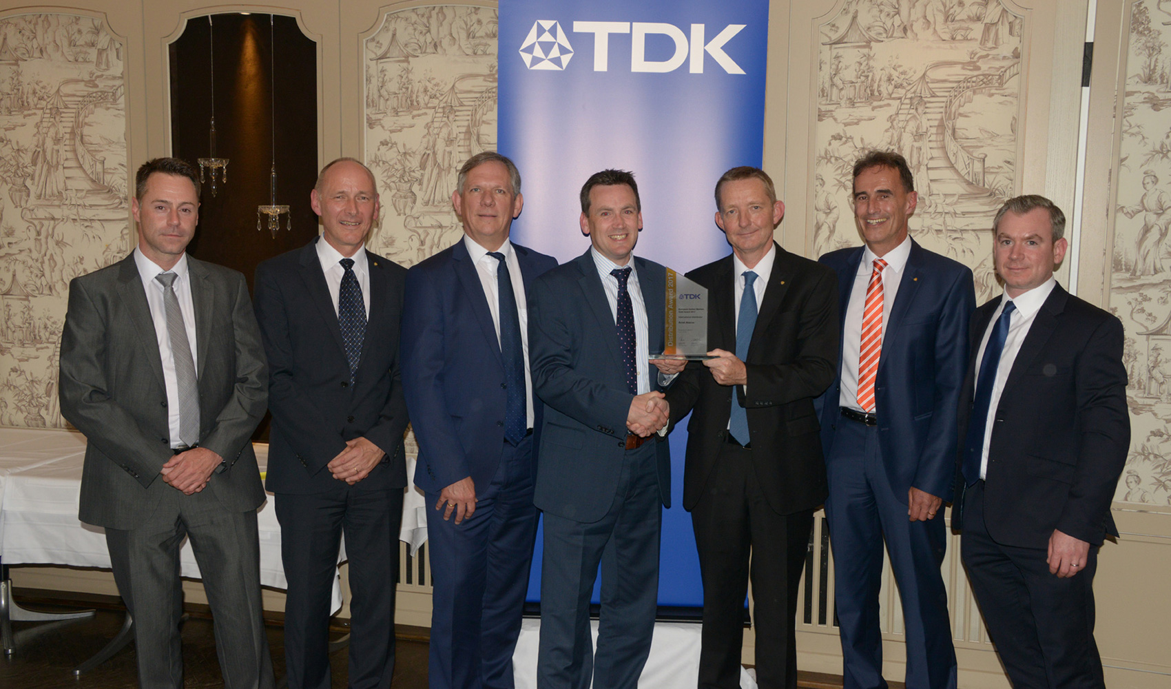 TDK destaca el aumento de ventas, el liderazgo y la excelencia tcnica del distribuidor Avnet Abacus en sus premios anuales...