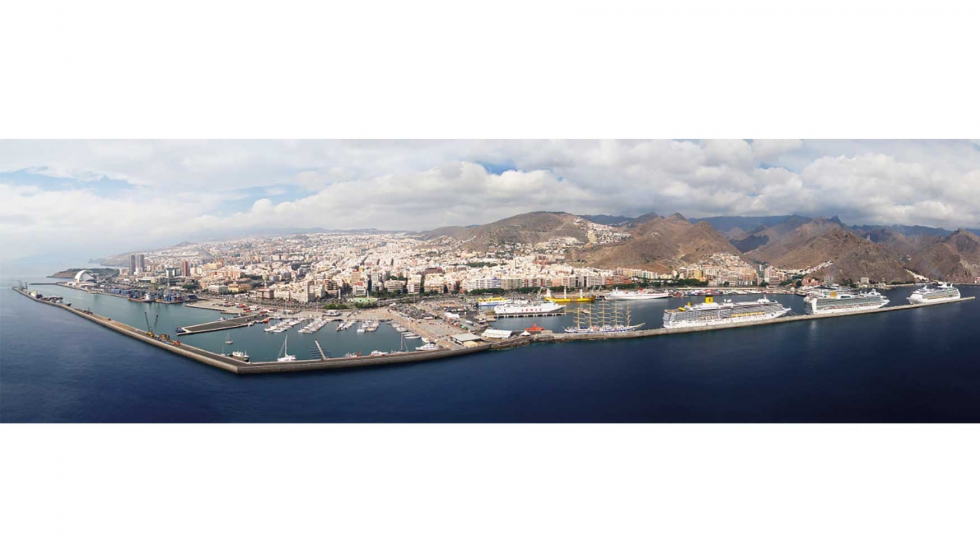 Panormica del frente martimo de la ciudad de Santa Cruz de Tenerife. A la izquierda se puede observar la refinera de Cepsa...