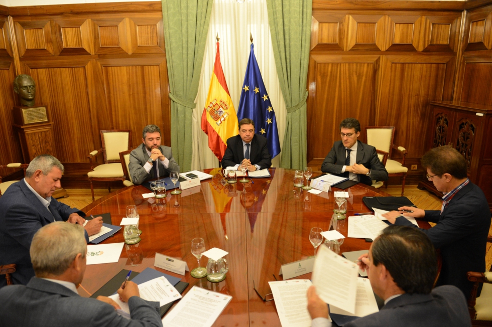 El ministro Planas, con su director de Gabinete, Juan Prieto Gmez, y el secretario general de Agricultura, Fernando Miranda...