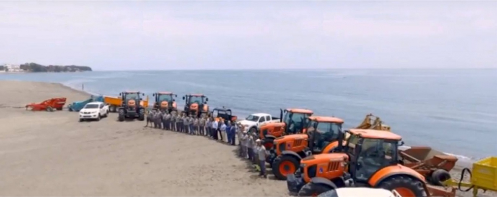 6 tractores Kubota se ocupan de conservar en buen estado las playas de Estepona