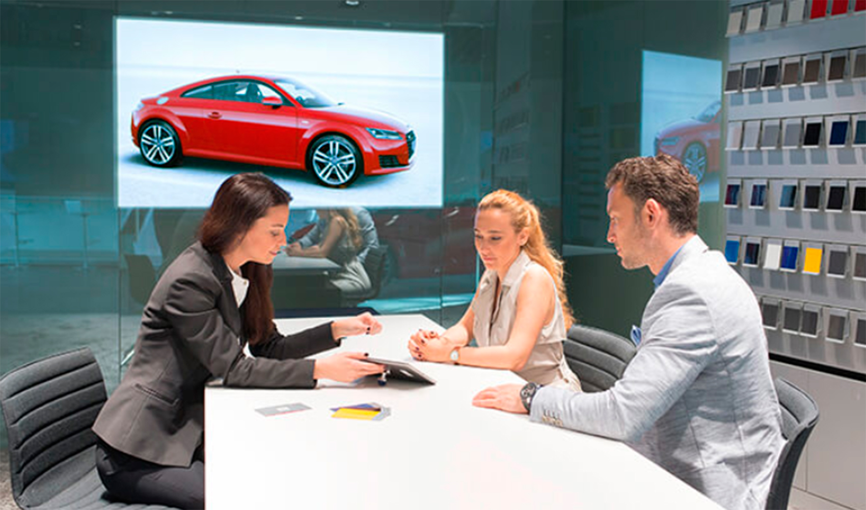 ZeroLight ha desarrollado, en colaboracin con Audi, experiencias ultrarrealistas en las que el cliente puede explorar...