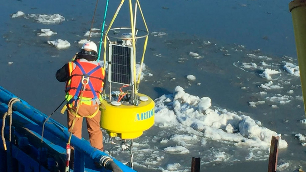 Tcnicos instalan la boya de Aridea en el agua