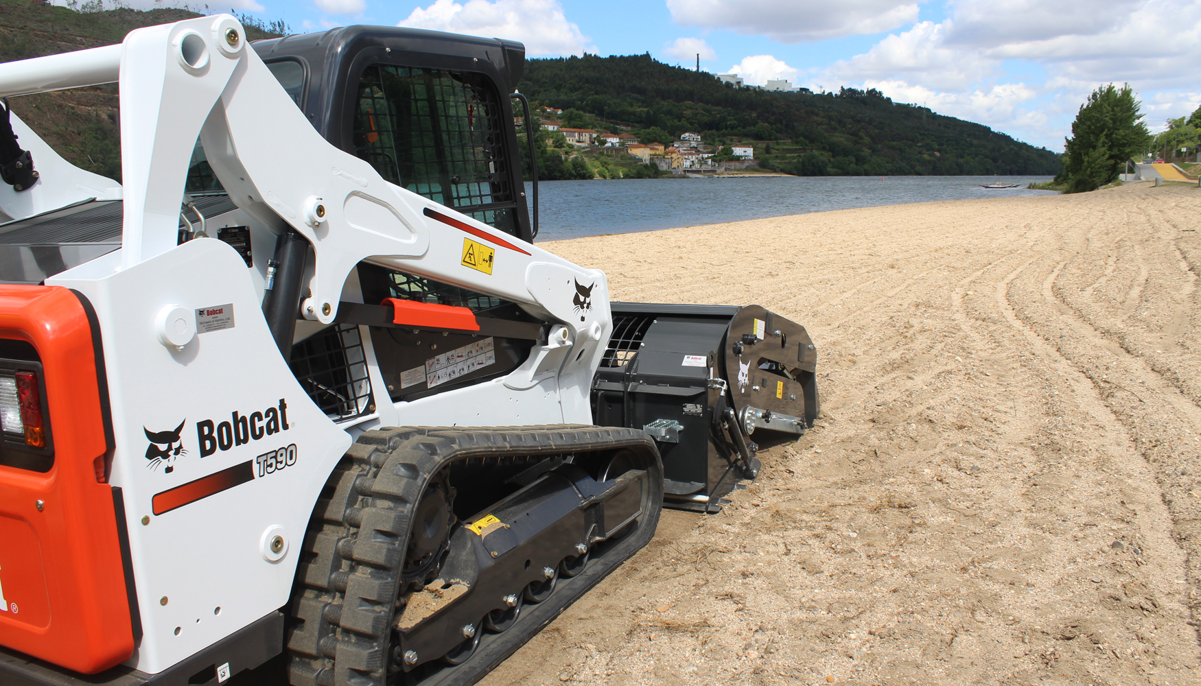 El limpiador de arena Bobcat SC200 se est utilizando en la limpieza de las playas fluviales de Lomba, Moreira, Melres, Cebreiros...