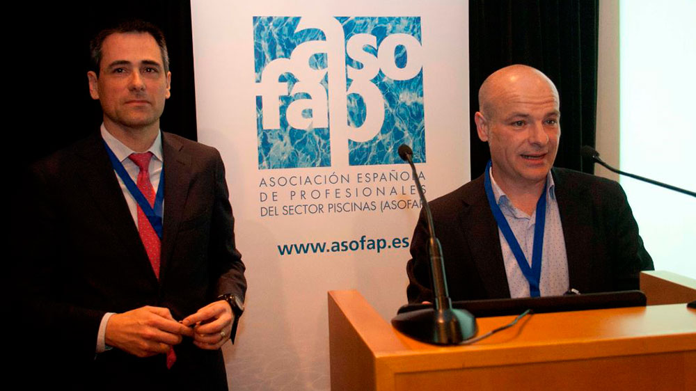 ngel Celorrio, director de Piscina & Wellness Barcelona (izda.) y Pedro Arrebola, presidente de Asofap
