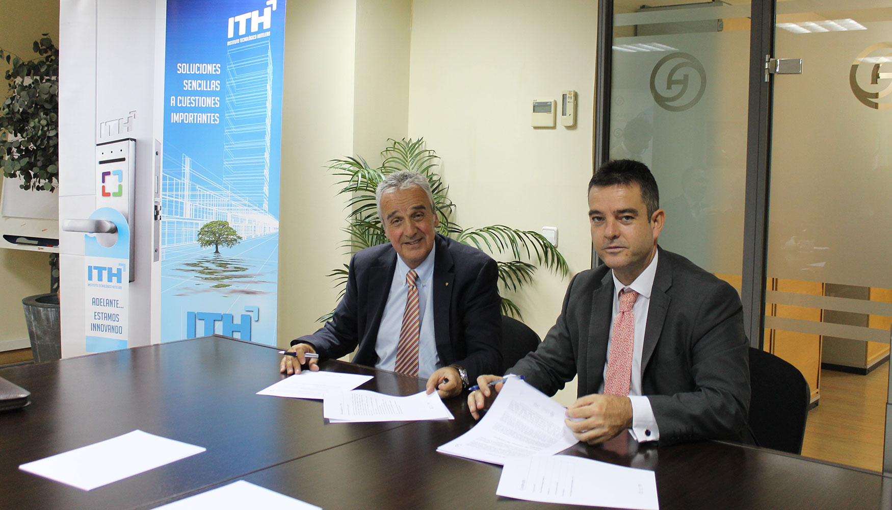 Francesc Busquets, CEO de Mapei Spain, (izda.) y lvaro Carrillo de Albornoz, director general de ITH, durante la firma del acuerdo...