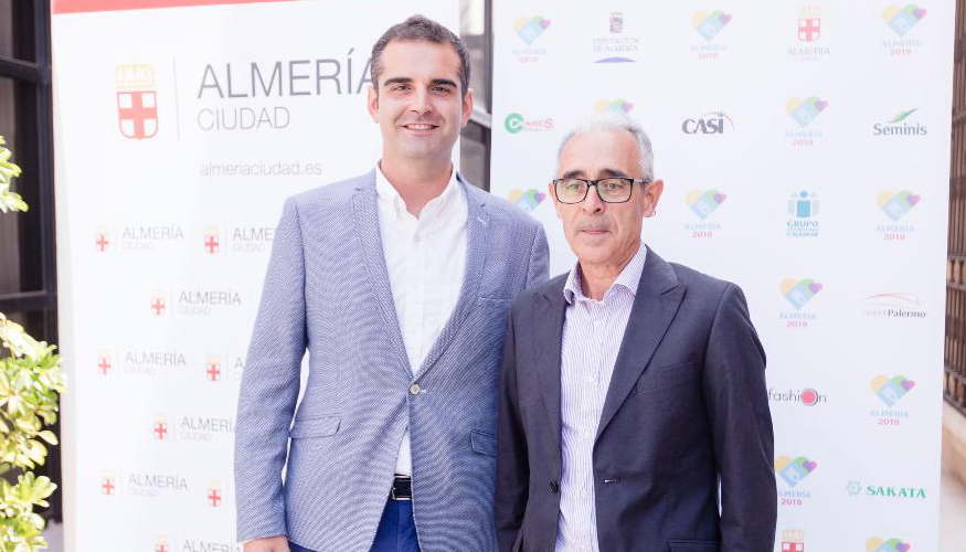 Javier Bernabeu, gerente de Sakata Seed Ibrica, junto al alcalde de Almera,Ramn Fernndez-Pacheco Monterreal